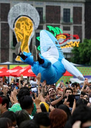 (260619) -- MEXICO CITY, June 19, 2026 -- Fans of Mexico cheer while waiting to watch the live broadcast of a group A match between Mexico and South Korea at the 2026 FIFA World Cup, WM, Weltmeisterschaft, Fussball at a square in Mexico City, Mexico, June 18, 2026. (Photo by Xinhua) (SP)MEXICO-MEXICO CITY-FOOTBALL-FIFA WORLD CUP-FANS FranciscoxCanedo 