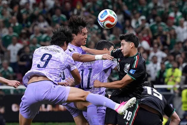 (260619) -- GUADALAJARA, June 19, 2026 -- Players fight for a headball during a group A match between Mexico and South Korea at the 2026 FIFA World Cup, WM, Weltmeisterschaft, Fussball at Guadalajara Stadium in Guadalajara, Mexico, June 18, 2026. (Photo by Xinhua) (SP)MEXICO-GUADALAJARA-FOOTBALL-FIFA WORLD CUP-GROUP A-MEX VS KOR MartinxZabala 
