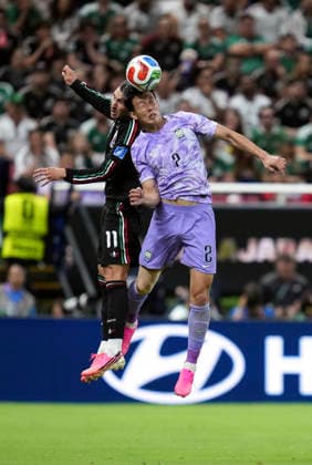 (260619) -- GUADALAJARA, June 19, 2026 -- Lee Han-beom (R) of South Korea fights for a head ball with Santiago Gimenez of Mexico during a group A match between Mexico and South Korea at the 2026 FIFA World Cup, WM, Weltmeisterschaft, Fussball at Guadalajara Stadium in Guadalajara, Mexico, June 18, 2026. (Photo by Xinhua) (SP)MEXICO-GUADALAJARA-FOOTBALL-FIFA WORLD CUP-GROUP A-MEX VS KOR MartinxZabala 