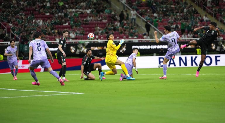 (260619) -- GUADALAJARA, June 19, 2026 -- Luis Romo (1st R) of Mexico shoots and scores during a group A match between Mexico and South Korea at the 2026 FIFA World Cup, WM, Weltmeisterschaft, Fussball at Guadalajara Stadium in Guadalajara, Mexico, June 18, 2026. ) (SP)MEXICO-GUADALAJARA-FOOTBALL-FIFA WORLD CUP-GROUP A-MEX VS KOR LixMuzi 