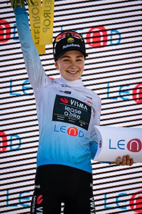 VAN DAM Sarah: Tour de Suisse - Women 2026 - 2. Stage VAN DAM Sarah ( CAN ) Team Visma Lease a Bike Best Youngest Rider - Award Ceremony Medal Ceremony Podium - Hochformat hoch vertikal Portrait - Event Veranstaltung: Tour de Suisse - 2. Stage - Elite Women - Category Kategorie: Cycling - Road cycling, Rad, Radsport, Strasse - Cycling Tour - Elite Women - WWT - Location Ort: Europe Switzerland - Start & Finish: Locarno - Discipline: Road Race ( RR ) - Cycling Tour - Distance: 105,6 km - Date Datum: 18.06.2026 Thursday -