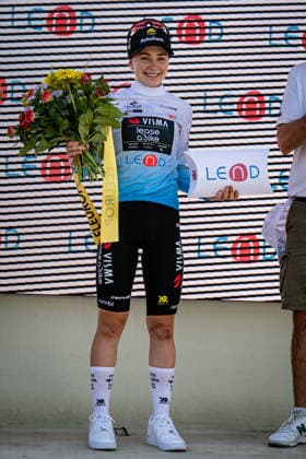 VAN DAM Sarah: Tour de Suisse - Women 2026 - 2. Stage VAN DAM Sarah ( CAN ) Team Visma Lease a Bike Best Youngest Rider - Award Ceremony Medal Ceremony Podium - Hochformat hoch vertikal Portrait - Event Veranstaltung: Tour de Suisse - 2. Stage - Elite Women - Category Kategorie: Cycling - Road cycling, Rad, Radsport, Strasse - Cycling Tour - Elite Women - WWT - Location Ort: Europe Switzerland - Start & Finish: Locarno - Discipline: Road Race ( RR ) - Cycling Tour - Distance: 105,6 km - Date Datum: 18.06.2026 Thursday -