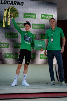 DE VRIES Femke: Tour de Suisse - Women 2026 - 2. Stage DE VRIES Femke ( NED ) Team Visma Lease a Bike Mountain Classement - Best Climber - Award Ceremony Medal Ceremony Podium - Hochformat hoch vertikal Portrait - Event Veranstaltung: Tour de Suisse - 2. Stage - Elite Women - Category Kategorie: Cycling - Road cycling, Rad, Radsport, Strasse - Cycling Tour - Elite Women - WWT - Location Ort: Europe Switzerland - Start & Finish: Locarno - Discipline: Road Race ( RR ) - Cycling Tour - Distance: 105,6 km - Date Datum: 18.06.2026 Thursday -