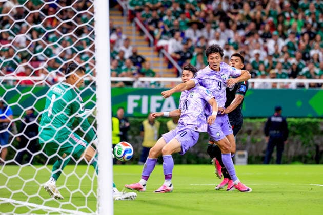 FIFA World Cup, WM, Weltmeisterschaft, Fussball 2026 MEXICO VS SOUTH KOREA FIFA WORLD CUP 2026 MEXICO VS SOUTH KOREA MEXICO VS SOUTH KOREA 18062026 GUADALAJARA, JALISCO. Action photo of Raul Rangel of Mexico (L) against YANG Hyunjun (20) and CHO Guesung (9) of South Korea, during Round 1 Group A game of the FIFA World Cup 2026, held at the Estadio Guadalajara at Guadalajara, Jalisco. Foto de accion de Raul Rangel de Mexico (I) en contra de YANG Hyunjun (20) y CHO Guesung (9) de Corea del Sur, durante juego de Ronda 1 del Grupo A de la Copa del Mundo 2026 de la FIFA, celebrado en el Estadio Guadalajara en Guadalajara, Jalisco. PHOTO BY IMAGENSHOP AGENCIA FOTOGRAFICA GUADALAJARA JALISCO MEXICO