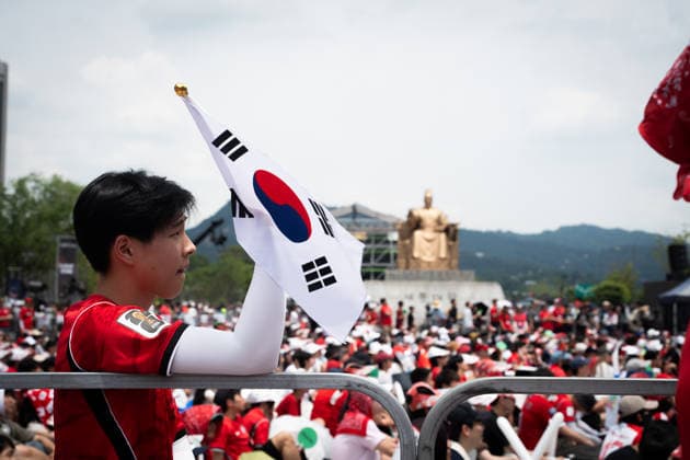 Fans watch Mexico-South Korea match on giant screens in Seoul SEOUL, SOUTH KOREA - JUNE19: Football fans wearing jerseys gather cheering on the FIFA World Cup, WM, Weltmeisterschaft, Fussball match between South Korea and Mexico as they watch the competition on massive outdoor screens at Gwanghwamun Square in Seoul, South Korea, on June 19, 2026. Hwawon Ceci Lee Anadolu Seoul South Korea. Editorial use only. Please get in touch for any other usage.  Copyright: x2026xAnadoluxHwawonxCecixLeex
