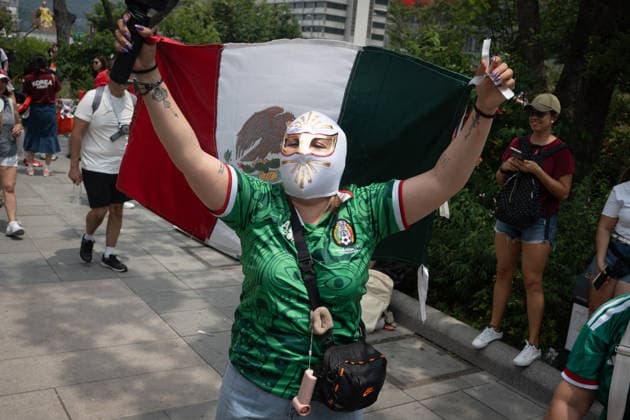Fans watch Mexico-South Korea match on giant screens in Seoul SEOUL, SOUTH KOREA - JUNE19: A fan waves a Mexican flag wearing a jersey as football gather cheering on the FIFA World Cup, WM, Weltmeisterschaft, Fussball match between South Korea and Mexico as they watch the competition on massive outdoor screens at Gwanghwamun Square in Seoul, South Korea, on June 19, 2026. Hwawon Ceci Lee Anadolu Seoul South Korea. Editorial use only. Please get in touch for any other usage.  Copyright: x2026xAnadoluxHwawonxCecixLeex