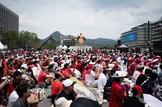 Fans watch Mexico-South Korea match on giant screens in Seoul SEOUL, SOUTH KOREA - JUNE19: Football fans wearing jerseys gather cheering on the FIFA World Cup, WM, Weltmeisterschaft, Fussball match between South Korea and Mexico as they watch the competition on massive outdoor screens at Gwanghwamun Square in Seoul, South Korea, on June 19, 2026. Hwawon Ceci Lee Anadolu Seoul South Korea. Editorial use only. Please get in touch for any other usage.  Copyright: x2026xAnadoluxHwawonxCecixLeex