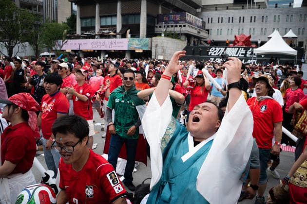 Fans watch Mexico-South Korea match on giant screens in Seoul SEOUL, SOUTH KOREA - JUNE19: Football fans wearing jerseys gather cheering on the FIFA World Cup, WM, Weltmeisterschaft, Fussball match between South Korea and Mexico as they watch the competition on massive outdoor screens at Gwanghwamun Square in Seoul, South Korea, on June 19, 2026. Hwawon Ceci Lee Anadolu Seoul South Korea. Editorial use only. Please get in touch for any other usage.  Copyright: x2026xAnadoluxHwawonxCecixLeex