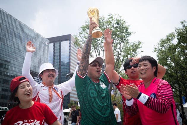 Fans watch Mexico-South Korea match on giant screens in Seoul SEOUL, SOUTH KOREA - JUNE19: Football fans wearing jerseys gather cheering on the FIFA World Cup, WM, Weltmeisterschaft, Fussball match between South Korea and Mexico as they watch the competition on massive outdoor screens at Gwanghwamun Square in Seoul, South Korea, on June 19, 2026. Hwawon Ceci Lee Anadolu Seoul South Korea. Editorial use only. Please get in touch for any other usage.  Copyright: x2026xAnadoluxHwawonxCecixLeex