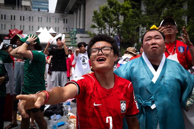 Fans watch Mexico-South Korea match on giant screens in Seoul SEOUL, SOUTH KOREA - JUNE19: Football fans wearing jerseys gather cheering on the FIFA World Cup, WM, Weltmeisterschaft, Fussball match between South Korea and Mexico as they watch the competition on massive outdoor screens at Gwanghwamun Square in Seoul, South Korea, on June 19, 2026. Hwawon Ceci Lee Anadolu Seoul South Korea. Editorial use only. Please get in touch for any other usage.  Copyright: x2026xAnadoluxHwawonxCecixLeex