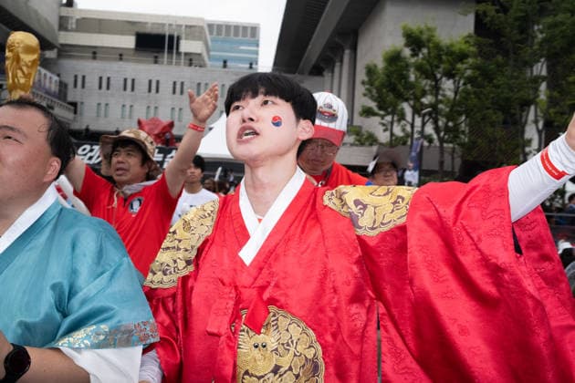 Fans watch Mexico-South Korea match on giant screens in Seoul SEOUL, SOUTH KOREA - JUNE19: Football fans wearing jerseys gather cheering on the FIFA World Cup, WM, Weltmeisterschaft, Fussball match between South Korea and Mexico as they watch the competition on massive outdoor screens at Gwanghwamun Square in Seoul, South Korea, on June 19, 2026. Hwawon Ceci Lee Anadolu Seoul South Korea. Editorial use only. Please get in touch for any other usage.  Copyright: x2026xAnadoluxHwawonxCecixLeex