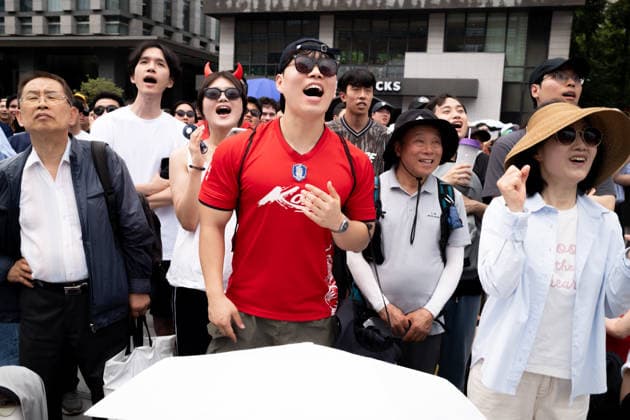 Fans watch Mexico-South Korea match on giant screens in Seoul SEOUL, SOUTH KOREA - JUNE19: Football fans wearing jerseys gather cheering on the FIFA World Cup, WM, Weltmeisterschaft, Fussball match between South Korea and Mexico as they watch the competition on massive outdoor screens at Gwanghwamun Square in Seoul, South Korea, on June 19, 2026. Hwawon Ceci Lee Anadolu Seoul South Korea. Editorial use only. Please get in touch for any other usage.  Copyright: x2026xAnadoluxHwawonxCecixLeex