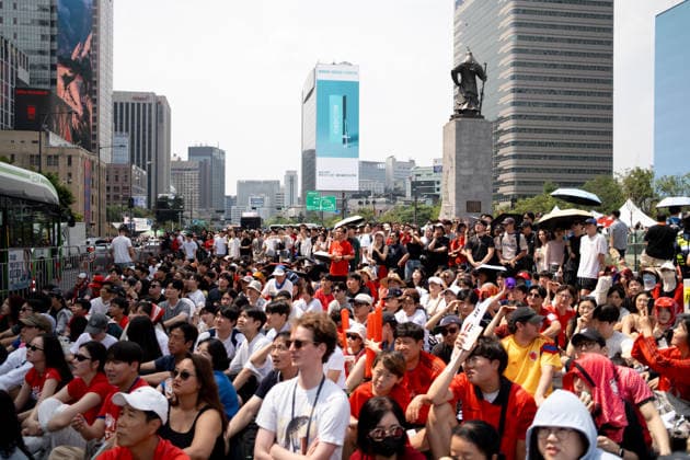 Fans watch Mexico-South Korea match on giant screens in Seoul SEOUL, SOUTH KOREA - JUNE19: Football fans wearing jerseys gather cheering on the FIFA World Cup, WM, Weltmeisterschaft, Fussball match between South Korea and Mexico as they watch the competition on massive outdoor screens at Gwanghwamun Square in Seoul, South Korea, on June 19, 2026. Hwawon Ceci Lee Anadolu Seoul South Korea. Editorial use only. Please get in touch for any other usage.  Copyright: x2026xAnadoluxHwawonxCecixLeex
