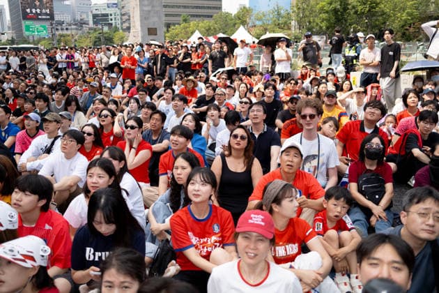 Fans watch Mexico-South Korea match on giant screens in Seoul SEOUL, SOUTH KOREA - JUNE19: Football fans wearing jerseys gather cheering on the FIFA World Cup, WM, Weltmeisterschaft, Fussball match between South Korea and Mexico as they watch the competition on massive outdoor screens at Gwanghwamun Square in Seoul, South Korea, on June 19, 2026. Hwawon Ceci Lee Anadolu Seoul South Korea. Editorial use only. Please get in touch for any other usage.  Copyright: x2026xAnadoluxHwawonxCecixLeex