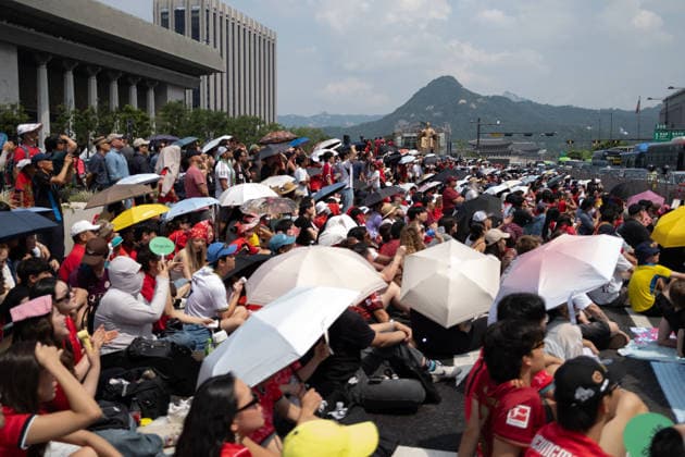 Fans watch Mexico-South Korea match on giant screens in Seoul SEOUL, SOUTH KOREA - JUNE19: Football fans wearing jerseys gather cheering on the FIFA World Cup, WM, Weltmeisterschaft, Fussball match between South Korea and Mexico as they watch the competition on massive outdoor screens at Gwanghwamun Square in Seoul, South Korea, on June 19, 2026. Hwawon Ceci Lee Anadolu Seoul South Korea. Editorial use only. Please get in touch for any other usage.  Copyright: x2026xAnadoluxHwawonxCecixLeex