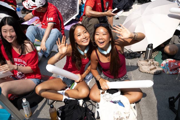 Fans watch Mexico-South Korea match on giant screens in Seoul SEOUL, SOUTH KOREA - JUNE19: Football fans wearing jerseys gather cheering on the FIFA World Cup, WM, Weltmeisterschaft, Fussball match between South Korea and Mexico as they watch the competition on massive outdoor screens at Gwanghwamun Square in Seoul, South Korea, on June 19, 2026. Hwawon Ceci Lee Anadolu Seoul South Korea. Editorial use only. Please get in touch for any other usage.  Copyright: x2026xAnadoluxHwawonxCecixLeex