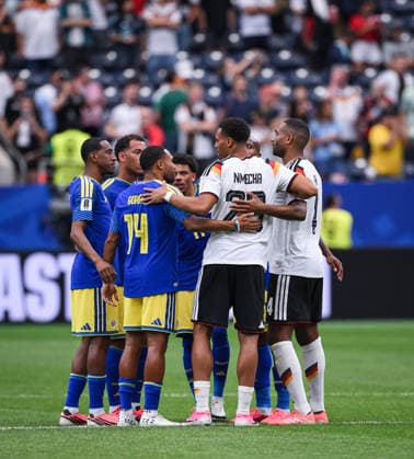 Fussball FIFA WM 2026 Vorrunde Gruppe E in Houston Deutschland - Curacao 14.06.2026 Eine Gruppe von Spieler versammelt sich nach dem Spiel im Mittelkreis und betet gemeinsam: Joshua Brenet (Curacao), Jurien Gaari (Curacao), Gervane Kastaneer (Curacao), Felix Nmecha (Deutschland) und Jonathan Tah (v.li. Deutschland) *** Soccer