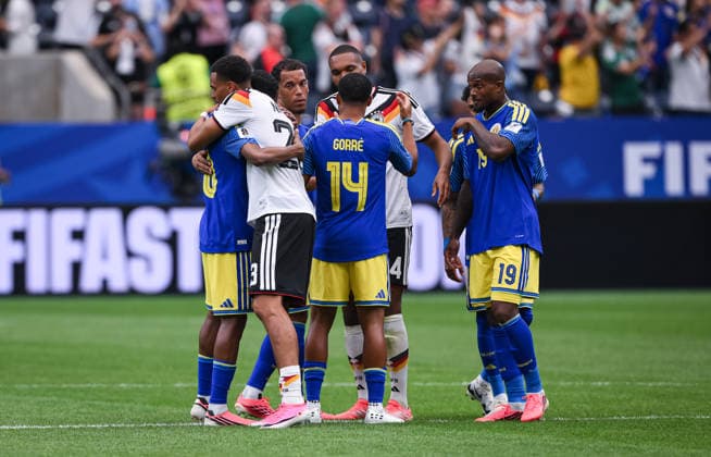 Fussball FIFA WM 2026 Vorrunde Gruppe E in Houston Deutschland - Curacao 14.06.2026 Eine Gruppe von Spieler versammelt sich nach dem Spiel im Mittelkreis und betet gemeinsam, danach klatschen sie ab und umarmen sich; Joshua Brenet (Curacao) umarmt von Felix Nmecha (Deutschland) , Kenji Gorre (Curacao), Jonathan Tah (Deutschland) und Gervane Kastaneer (v.li, Curacao) *** Soccer
