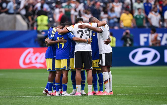Fussball FIFA WM 2026 Vorrunde Gruppe E in Houston Deutschland - Curacao 14.06.2026 Eine Gruppe von Spieler versammelt sich nach dem Spiel im Mittelkreis und betet gemeinsam: Joshua Brenet (Curacao), Gervane Kastaneer (Curacao), Felix Nmecha (Deutschland) und Jonathan Tah (v.li. Deutschland) *** Soccer