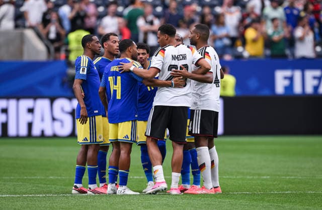 Fussball FIFA WM 2026 Vorrunde Gruppe E in Houston Deutschland - Curacao 14.06.2026 Eine Gruppe von Spieler versammelt sich nach dem Spiel im Mittelkreis und betet gemeinsam: Joshua Brenet (Curacao), Jurien Gaari (Curacao), Gervane Kastaneer (Curacao), Felix Nmecha (Deutschland) und Jonathan Tah (v.li. Deutschland) *** Soccer