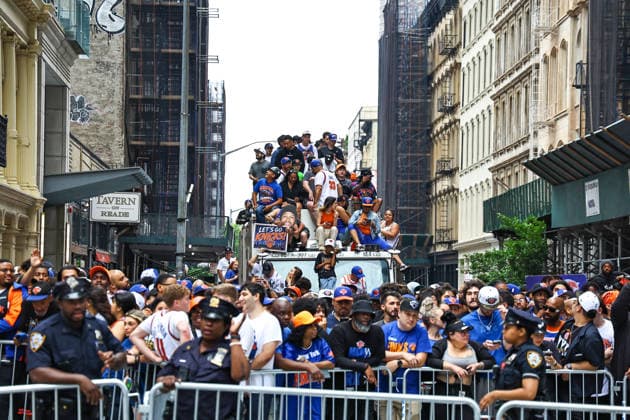 The New York Knicks Championship Parade Knicks fans climb onto a sanitation truck during the Knicks Championship Parade on Broadway in New York, New York, on June 18, 2026. New York City N.Y. United States  Copyright: xGordonxDonovanx originalFilename:donovan-knicksch260618_np9NA.jpg