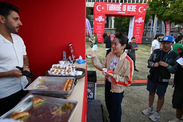 Turkiye opens World Cup fan, media zone in Los Angeles LOS ANGELES, CA - JUNE 18: Traditional Turkish desserts, including baklava and kadayif pastries, are served to visitors at the Turkish Vibe Zone at Gloria Molina Grand Park in Los Angeles, California, United States, on June 18, 2026. The venue, running through June 26, offers culinary experiences, live match screenings and cultural programming following the Türkiye-US World Cup match. Tayfun Coskun Anadolu California United States. Editorial use only. Please get in touch for any other usage.  Copyright: x2026xAnadoluxTayfunxCoskunx