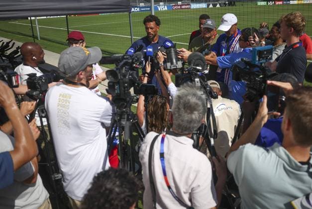 June 18, 2026, Tampa, Florida, USA: Cape Verde goalkeeper Vozinha is swarmed by reporters and photographers as he speaks prior to practice Thursday, June 18, 2026 in Tampa. Tampa USA - ZUMAs70_ 20260618_zan_s70_017 Copyright: xChrisxUrsox Tampa USA - ZUMA0859 0859505035st Copyright: xIMAGO ChrisxUrsox