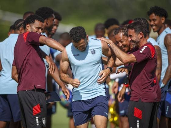 June 18, 2026, Tampa, Florida, USA: Cape Verde defender Roberto Lopes, center, is slapped on the back by teammates just prior to practice Thursday, June 18, 2026 in Tampa. Lopes celebrated a birthday on June 17. Tampa USA - ZUMAs70_ 20260618_zan_s70_018 Copyright: xChrisxUrsox Tampa USA - ZUMA0859 0859505039st Copyright: xIMAGO ChrisxUrsox