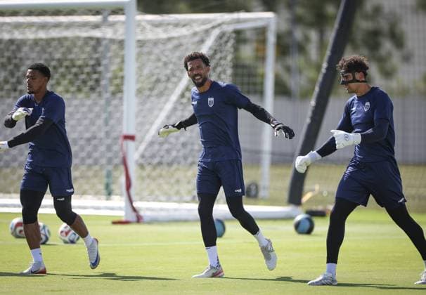 June 18, 2026, Tampa, Florida, USA: Cape Verde goalkeeper Vozinha, center, is flanked by teammates CJ Dos Santos, right, and MoÂrcio Rosa as they warm-up prior to practice Thursday, June 18, 2026 in Tampa. Tampa USA - ZUMAs70_ 20260618_zan_s70_019 Copyright: xChrisxUrsox Tampa USA - ZUMA0859 0859505076st Copyright: xIMAGO ChrisxUrsox