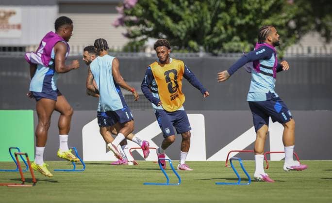 June 18, 2026, Tampa, Florida, USA: Cape Verde forward Ryan Mendes, facing in yellow bib, runs through drills with teammates during practice Thursday, June 18, 2026 in Tampa. Tampa USA - ZUMAs70_ 20260618_zan_s70_020 Copyright: xChrisxUrsox Tampa USA - ZUMA0859 0859505077st Copyright: xIMAGO ChrisxUrsox
