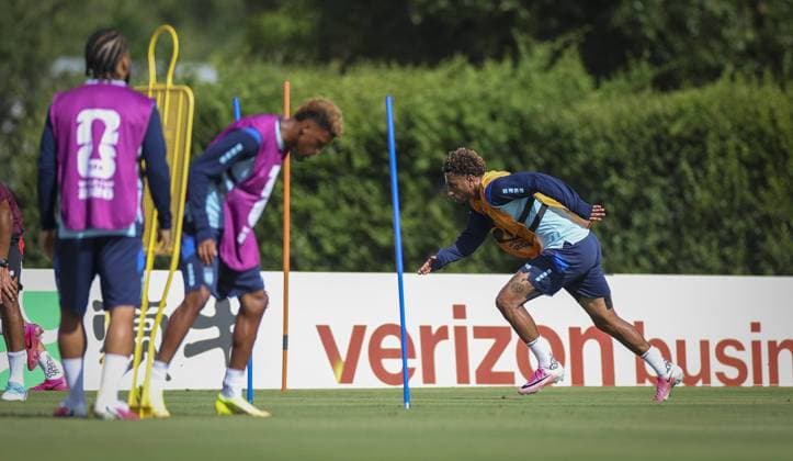 June 18, 2026, Tampa, Florida, USA: Cape Verde forward Ryan Mendes, far right, runs through drills with teammates during practice Thursday, June 18, 2026 in Tampa. Tampa USA - ZUMAs70_ 20260618_zan_s70_026 Copyright: xChrisxUrsox Tampa USA - ZUMA0859 0859505083st Copyright: xIMAGO ChrisxUrsox