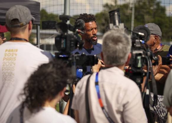 June 18, 2026, Tampa, Florida, USA: Cape Verde goalkeeper Vozinha is swarmed by reporters and photographers as he speaks prior to practice Thursday, June 18, 2026 in Tampa. Tampa USA - ZUMAs70_ 20260618_zan_s70_028 Copyright: xChrisxUrsox Tampa USA - ZUMA0859 0859505085st Copyright: xIMAGO ChrisxUrsox