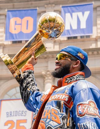 A Ticker Tape Parade And Keys To The City For The 2026 NBA, Basketball Herren, USA Champion New York Knicks In New York City New York Knicks center Karl Anthony Towns holds the Larry O Brien Trophy aloft during the 2026 NBA Championship parade and celebration at City Hall Plaza in New York City, on June 18, 2026. New York City NY United States  Copyright: xNeilxConstantinex originalFilename:costantine-atickert260618_npKh3.jpg
