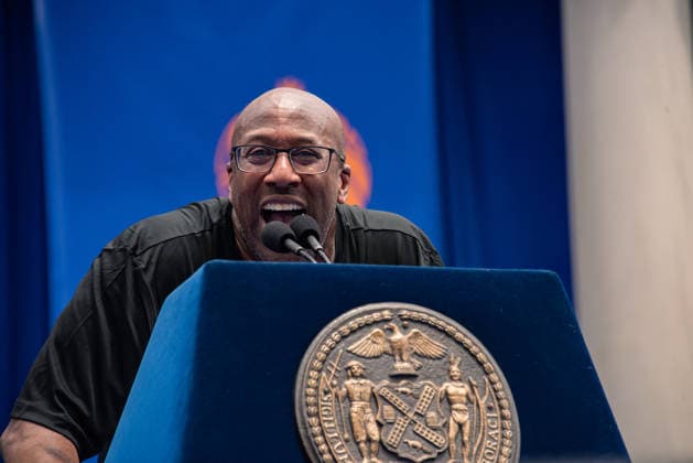 A Ticker Tape Parade And Keys To The City For The 2026 NBA, Basketball Herren, USA Champion New York Knicks In New York City New York Knicks head coach Mike Brown speaks at the podium during the 2026 NBA Championship parade and celebration at City Hall Plaza in New York City, on June 18, 2026. New York City NY United States  Copyright: xNeilxConstantinex originalFilename:costantine-atickert260618_npXu3.jpg