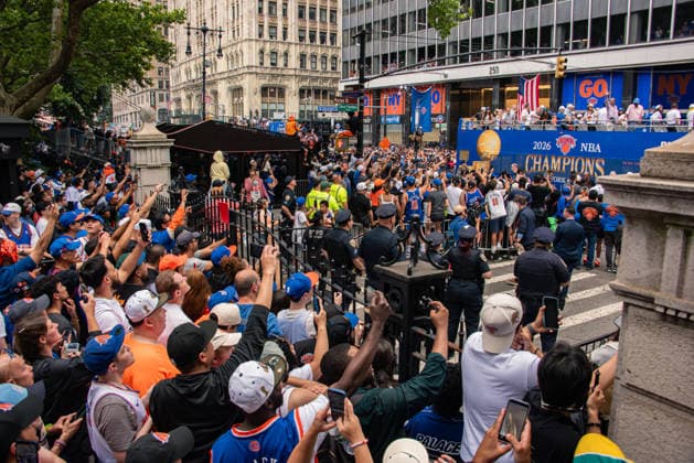 A Ticker Tape Parade And Keys To The City For The 2026 NBA, Basketball Herren, USA Champion New York Knicks In New York City Fans gather at City Hall Plaza for the New York Knicks 2026 NBA Championship celebration in New York City, on June 18, 2026. New York City NY United States  Copyright: xNeilxConstantinex originalFilename:costantine-atickert260618_np0gX.jpg