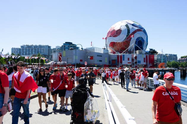 VANCOUVER, CANADA - JUNE 18: A view of fan supporters walking towards the official World Cup match ball dome during the March to the Match Rally before the FIFA World Cup, WM, Weltmeisterschaft, Fussball 2026 group stage match between Canada and Qatar at the Match Day Spectator Route between Main Street-Science World Station and BC Place Vancouver Stadium on June 18, 2026 in Vancouver, British Columbia, Canada.  Copyright: xAmyxElle SPPx Sportspressphoto_SPR170372