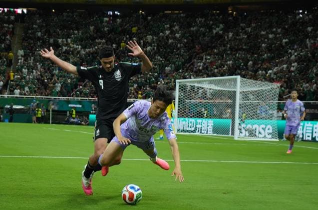 Mexico v South Korea - FIFA World Cup, WM, Weltmeisterschaft, Fussball 2026 - Group A ZAPOPAN, MEXICO - JUNE 18: Raul Jimenez (9) of Mexico in action against Ji-sung Eom (25) of South Korea during the FIFA World Cup 2026 Group A match between Mexico and South Korea at Guadalajara Stadium on June 18, 2026 in Zapopan, Mexico. Luciano Gonzalez Anadolu Zapopan Mexico. Editorial use only. Please get in touch for any other usage.  Copyright: x2026xAnadoluxLucianoxGonzalezx