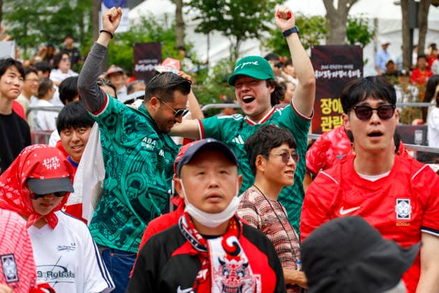 Public viewing for Mexico vs South Korea FIFA World Cup, WM, Weltmeisterschaft, Fussball match Mexican soccer fans celebrate as Mexico scores a goal during an outdoor public viewing event for the 2026 FIFA World Cup Group A match against South Korea, in Seoul, South Korea, on June 19, 2026. South Korea lost 1-0 to co-host Mexico at Estadio Akron in Guadalajara, with Luis Romo scoring the winner in the second half. Seoul South Korea  Copyright: xMatrixxImagesx xJungxUi-Chelx