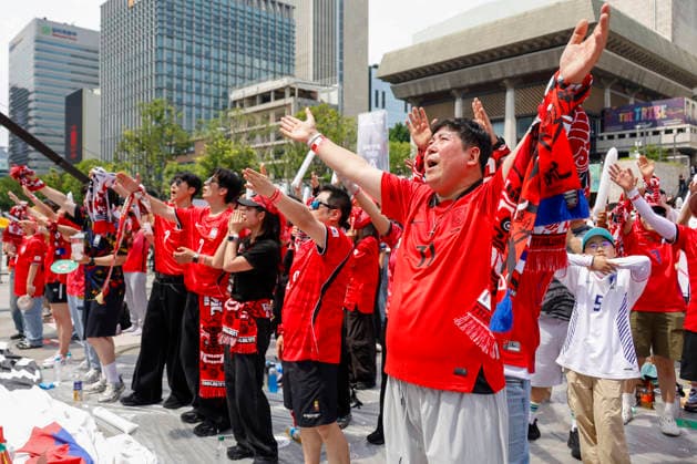 Public viewing for Mexico vs South Korea FIFA World Cup, WM, Weltmeisterschaft, Fussball match South Korean soccer fans cheer during a live viewing of the 2026 FIFA World Cup match between South Korea and Mexico at a local chicken pub in Seoul, South Korea, on June 19, 2026. South Korea lost 1-0 to co-host Mexico at Estadio Akron in Guadalajara, with Luis Romo scoring the winner in the second half. Seoul South Korea  Copyright: xMatrixxImagesx xJungxUi-Chelx