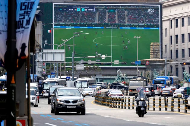 Public viewing for Mexico vs South Korea FIFA World Cup, WM, Weltmeisterschaft, Fussball match A giant electronic billboard on a department store broadcasts a live streaming of the 2026 FIFA World Cup Group A match between South Korea and Mexico in Seoul, South Korea, on June 19, 2026. South Korea lost 1-0 to co-host Mexico at Estadio Akron in Guadalajara, with Luis Romo scoring the winner in the second half. Seoul South Korea  Copyright: xMatrixxImagesx xJungxUi-Chelx