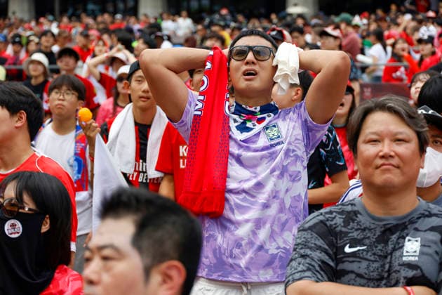 Public viewing for Mexico vs South Korea FIFA World Cup, WM, Weltmeisterschaft, Fussball match South Korean soccer fans react with disappointment as Mexico scores a goal during an outdoor public viewing event for the 2026 FIFA World Cup Group A match in Seoul, South Korea, on June 19, 2026. South Korea lost 1-0 to co-host Mexico at Estadio Akron in Guadalajara, with Luis Romo scoring the winner in the second half. Seoul South Korea  Copyright: xMatrixxImagesx xJungxUi-Chelx