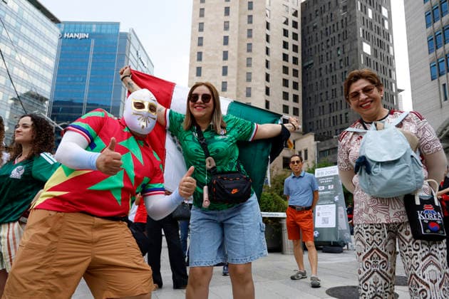 Public viewing for Mexico vs South Korea FIFA World Cup, WM, Weltmeisterschaft, Fussball match Mexican soccer fans cheer for their national team, Nationalteam during an outdoor public viewing event for the 2026 FIFA World Cup Group A match against South Korea, in Seoul, South Korea, on June 19, 2026. South Korea lost 1-0 to co-host Mexico at Estadio Akron in Guadalajara, with Luis Romo scoring the winner in the second half. Seoul South Korea  Copyright: xMatrixxImagesx xJungxUi-Chelx