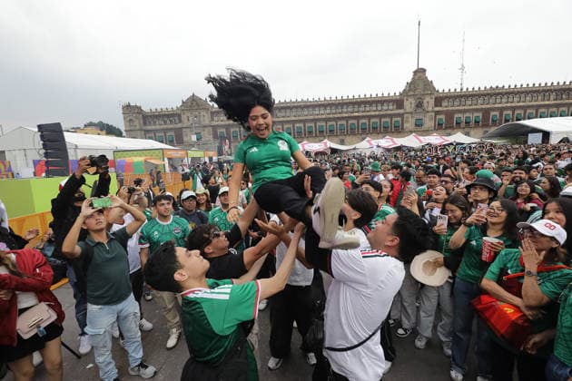 Mexicans Support Mexico national team, Nationalteam at FIFA Fan Fest Mexicans attend the Mexico FIFA Fan Fest in the main square Zocalo to support the Mexico national team in their FIFA World Cup, WM, Weltmeisterschaft, Fussball first-round match against Korea. on June 18, 2026 in Mexico City, Mexico. (Photo by Ian Robles Eyepix Group) Copyright: xIanxRobles xEyepixxGroupx EL_09062026_187893JPEG