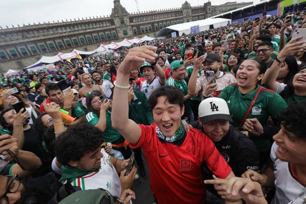 Mexicans Support Mexico national team, Nationalteam at FIFA Fan Fest Mexicans attend the Mexico FIFA Fan Fest in the main square Zocalo to support the Mexico national team in their FIFA World Cup, WM, Weltmeisterschaft, Fussball first-round match against Korea. on June 18, 2026 in Mexico City, Mexico. (Photo by Ian Robles Eyepix Group) Copyright: xIanxRobles xEyepixxGroupx EL_09062026_187894JPEG