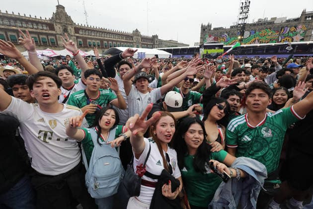 Mexicans Support Mexico national team, Nationalteam at FIFA Fan Fest Mexicans attend the Mexico FIFA Fan Fest in the main square Zocalo to support the Mexico national team in their FIFA World Cup, WM, Weltmeisterschaft, Fussball first-round match against Korea. on June 18, 2026 in Mexico City, Mexico. (Photo by Ian Robles Eyepix Group) Copyright: xIanxRobles xEyepixxGroupx EL_09062026_187899JPEG