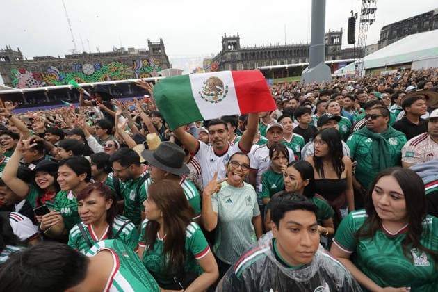 Mexicans Support Mexico national team, Nationalteam at FIFA Fan Fest Mexicans attend the Mexico FIFA Fan Fest in the main square Zocalo to support the Mexico national team in their FIFA World Cup, WM, Weltmeisterschaft, Fussball first-round match against Korea. on June 18, 2026 in Mexico City, Mexico. (Photo by Ian Robles Eyepix Group) Copyright: xIanxRobles xEyepixxGroupx EL_09062026_187911JPEG