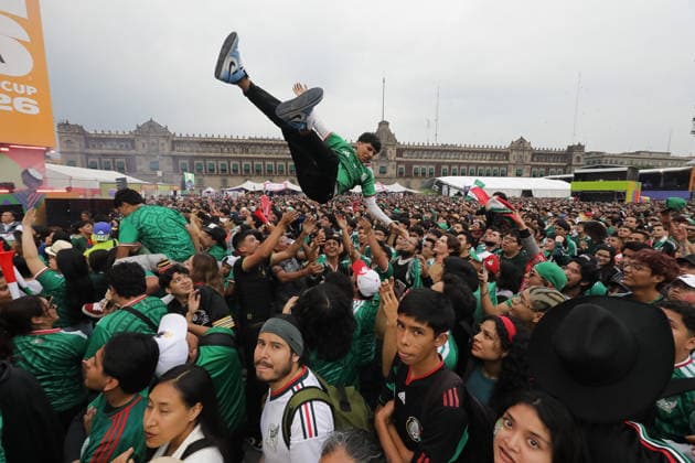 Mexicans Support Mexico national team, Nationalteam at FIFA Fan Fest Mexicans attend the Mexico FIFA Fan Fest in the main square Zocalo to support the Mexico national team in their FIFA World Cup, WM, Weltmeisterschaft, Fussball first-round match against Korea. on June 18, 2026 in Mexico City, Mexico. (Photo by Ian Robles Eyepix Group) Copyright: xIanxRobles xEyepixxGroupx EL_09062026_187908JPEG