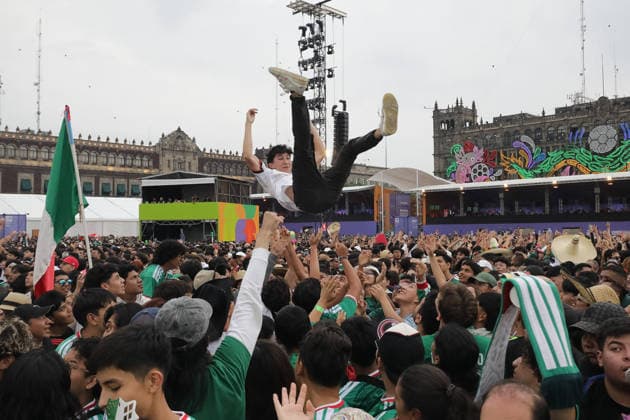 Mexicans Support Mexico national team, Nationalteam at FIFA Fan Fest Mexicans attend the Mexico FIFA Fan Fest in the main square Zocalo to support the Mexico national team in their FIFA World Cup, WM, Weltmeisterschaft, Fussball first-round match against Korea. on June 18, 2026 in Mexico City, Mexico. (Photo by Ian Robles Eyepix Group) Copyright: xIanxRobles xEyepixxGroupx EL_09062026_187927JPEG