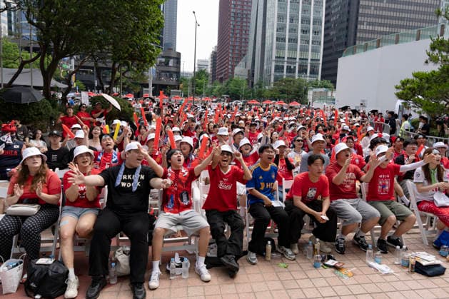 Hundreds Of South Korean Fans Cheer During World Cup Match Against Mexico Hundreds of South Korean football fans gather at KIS Square in front of Korea Investment & Securities headquarters in Yeouido, Seoul, South Korea, on June 19, 2026, to cheer during the 2026 FIFA World Cup, WM, Weltmeisterschaft, Fussball North America Group A match between South Korea and Mexico. Seoul Seoul South Korea  Copyright: xChrisxJungx originalFilename:jung-hundreds260619_npDNE.jpg