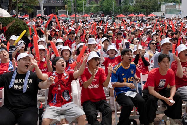 Hundreds Of South Korean Fans Cheer During World Cup Match Against Mexico Hundreds of South Korean football fans gather at KIS Square in front of Korea Investment & Securities headquarters in Yeouido, Seoul, South Korea, on June 19, 2026, to cheer during the 2026 FIFA World Cup, WM, Weltmeisterschaft, Fussball North America Group A match between South Korea and Mexico. Seoul Seoul South Korea  Copyright: xChrisxJungx originalFilename:jung-hundreds260619_npGV8.jpg